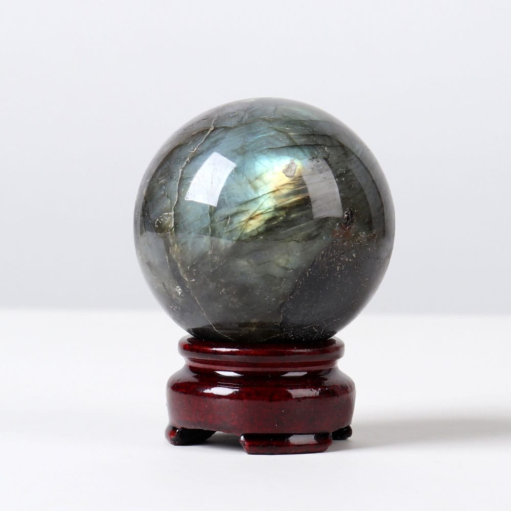 Kristallipallo labradoriittiä olevalla puujalustalla 5cm