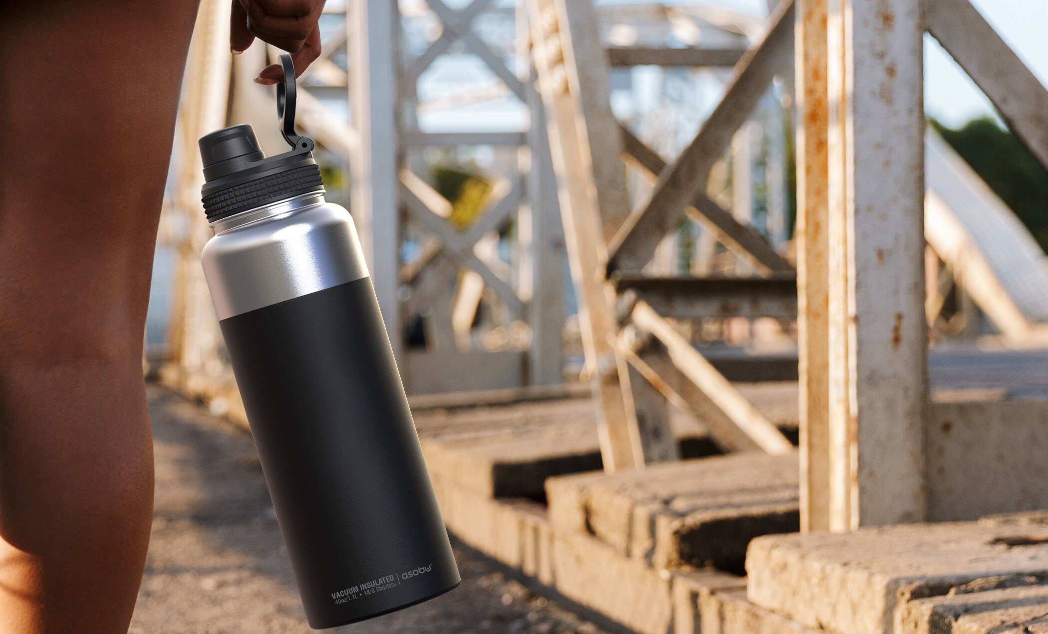 Asobu - Mighty Alpine Flask - eristetty ruostumattomasta teräksestä valmistettu ulkoilupullo 1 litra valkoinen
