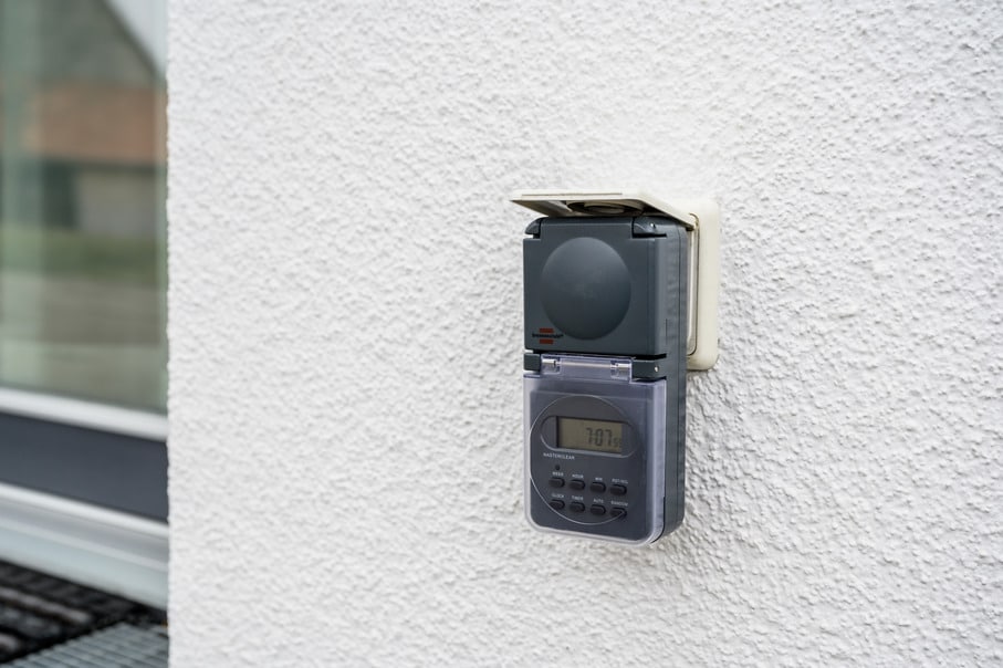 Brennenstuhl digitaalinen viikkokello IP44, LCD-näyttö, antrasiittipunainen