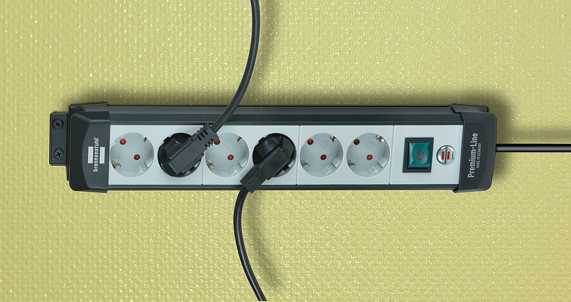 Brennenstuhl Premium-Line 4-tie kytkimellä, musta/valonharmaa 5 m