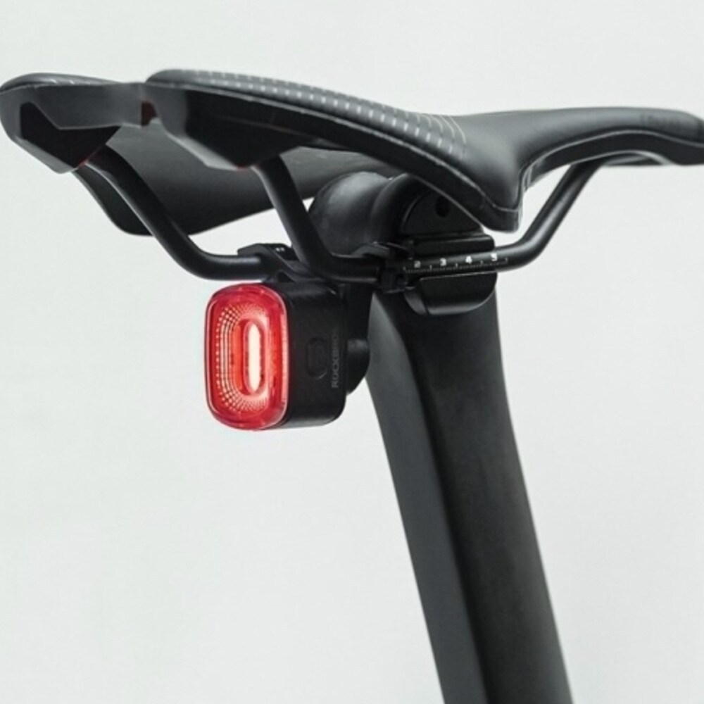 Rockbros Q2S LED-takavalo Smart Stop -järjestelmällä + USB-C - USB-A-kaapeli - musta