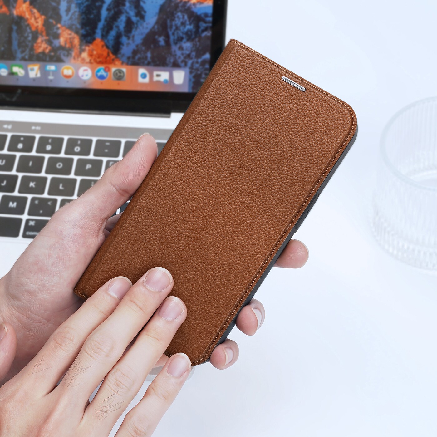Dux Ducis Skin X2 tapauksessa iPhone 14 Plus tapauksessa magneettinen läppä ruskea