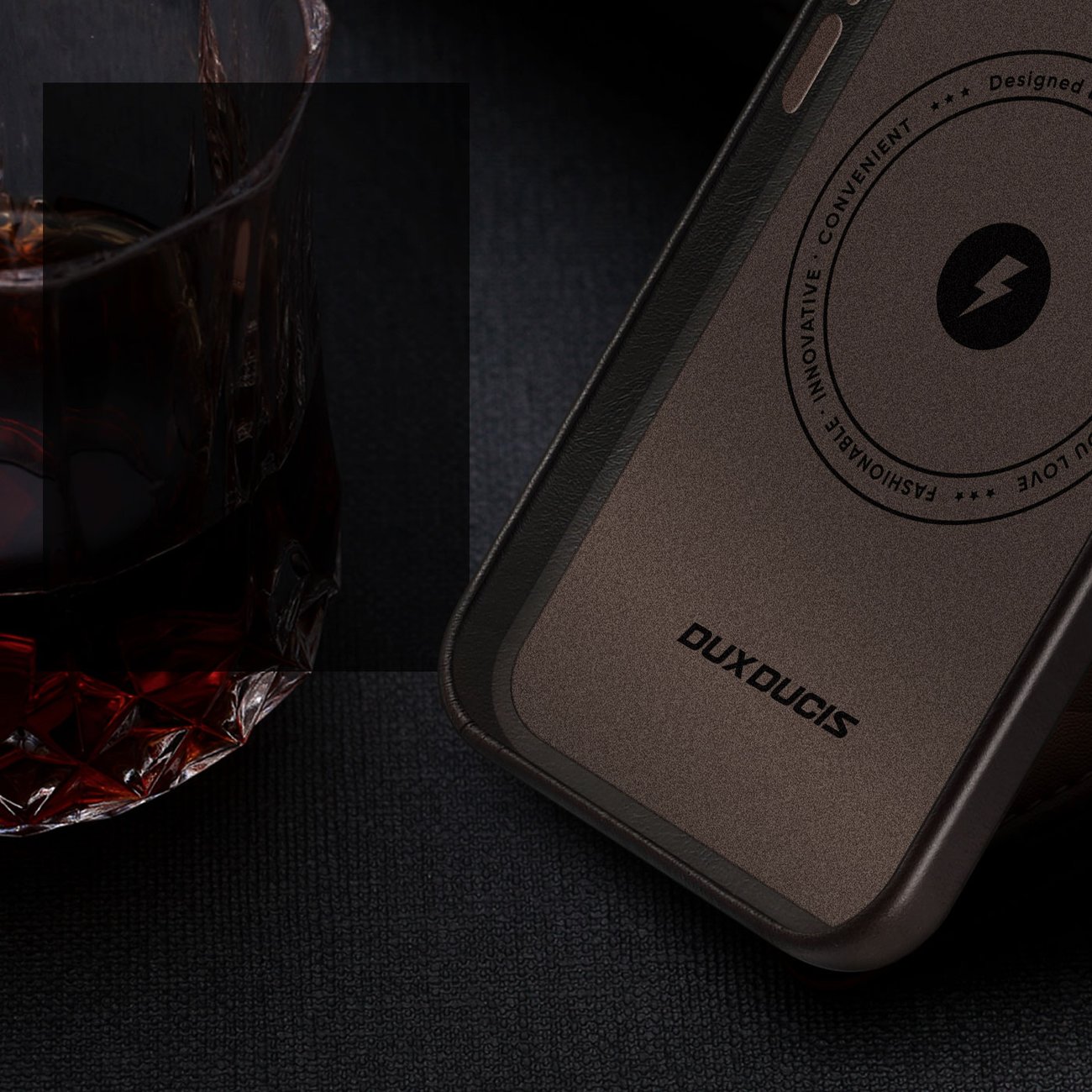 Dux Ducis Napoli Kotelo iPhone 14 Plus Nahkaverhoilu (MagSafe yhteensopiva) Tummanruskea