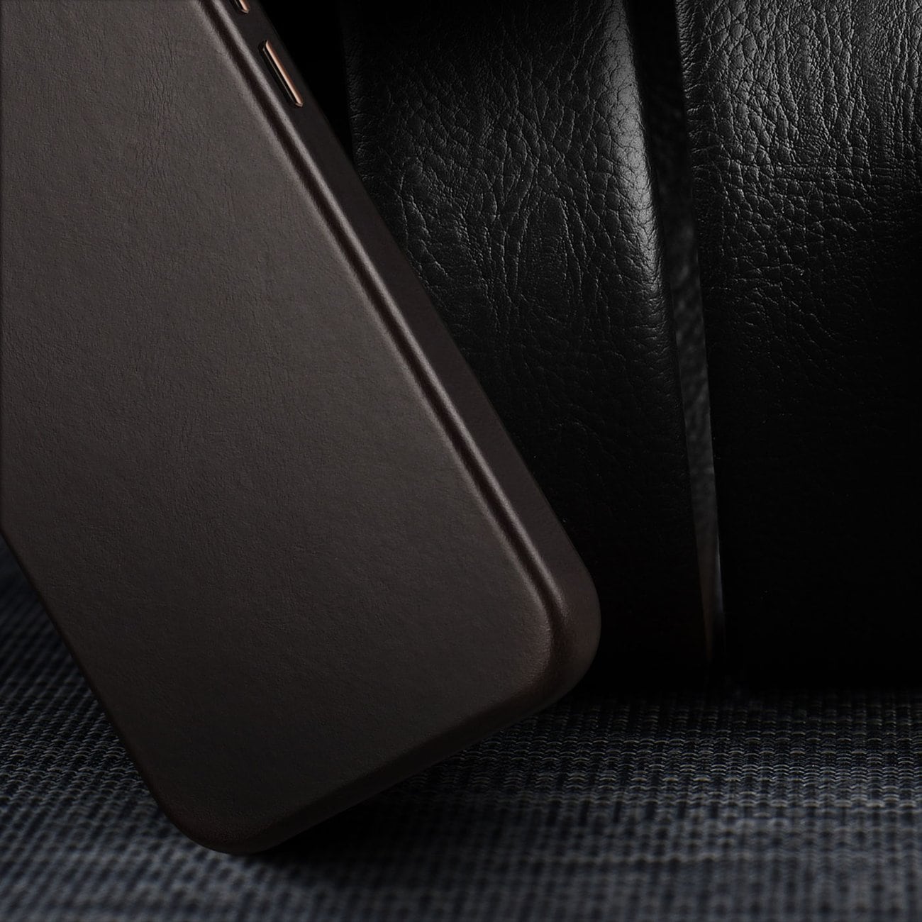 Dux Ducis Napoli Kotelo iPhone 14 Plus Nahkaverhoilu (MagSafe yhteensopiva) Tummanruskea