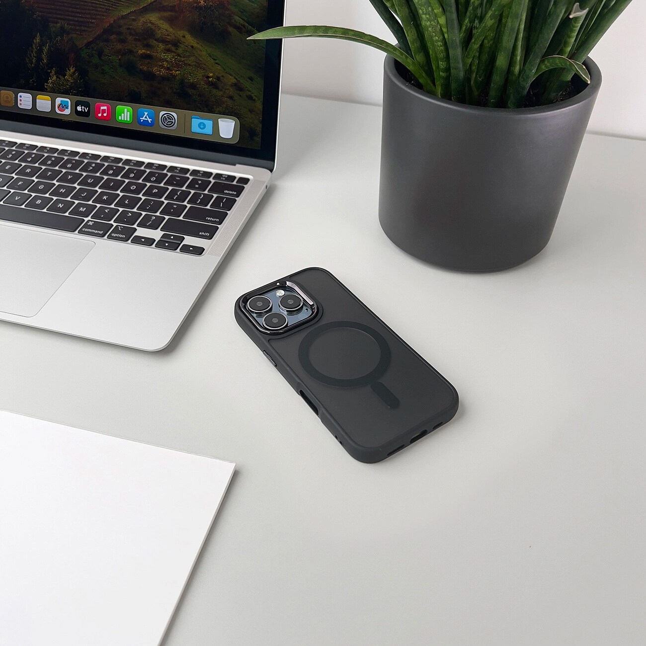 MagSafe-yhteensopiva kotelo iPhone 17 Pro Maxille - musta