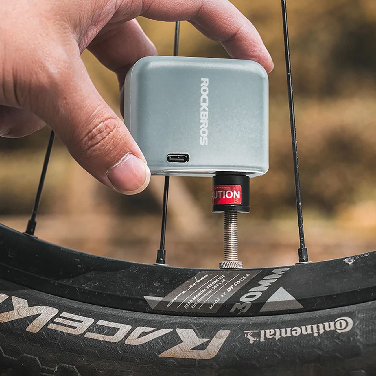 Rockbros 42320008001 Mini sähköinen polkupyöräpumppu Schrader / Presta venttiileille 100PSI - musta