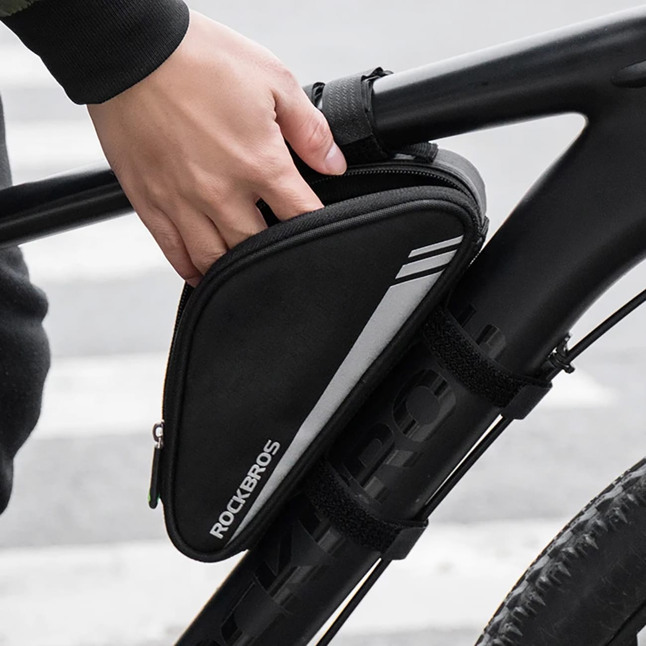 Rockbros B55-BK pyörälaukku runkoon 0,7 l - musta