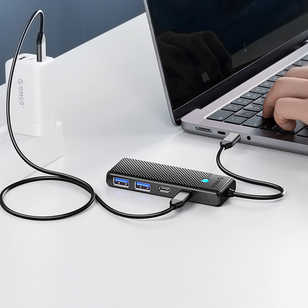 Keskitin USB-C Orico PAPW2AC-C3 telakointiasema 2x USB-A 3.0 + 2x USB-C 3.0 - musta