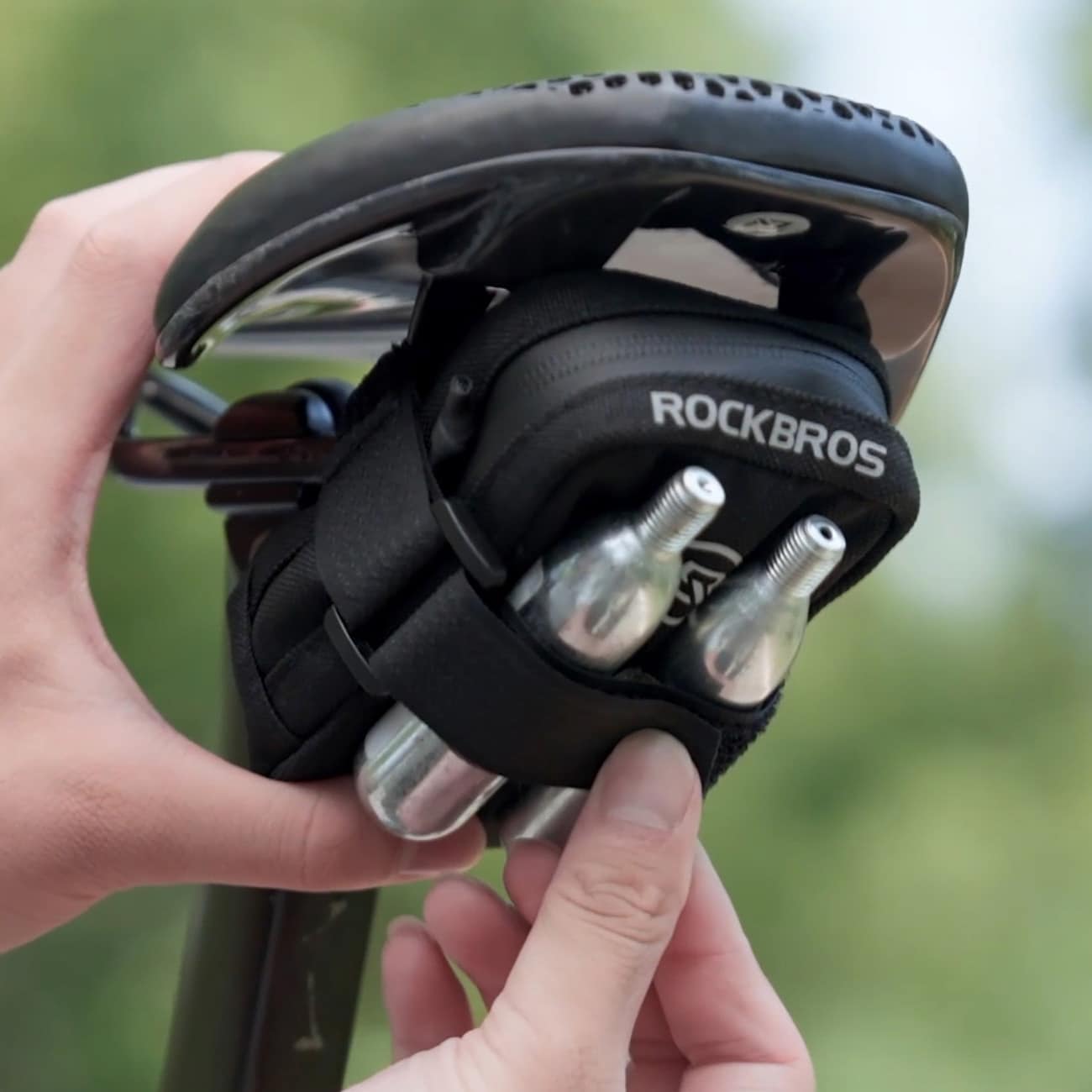 Rockbros Mini satulalaukku CO2-patruunan pidikkeellä - musta/vihreä