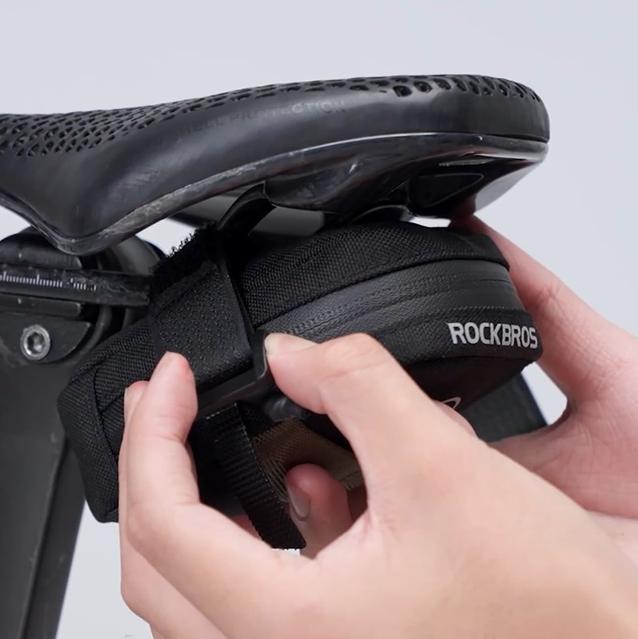Rockbros Mini satulalaukku CO2-patruunan pidikkeellä - musta/vihreä