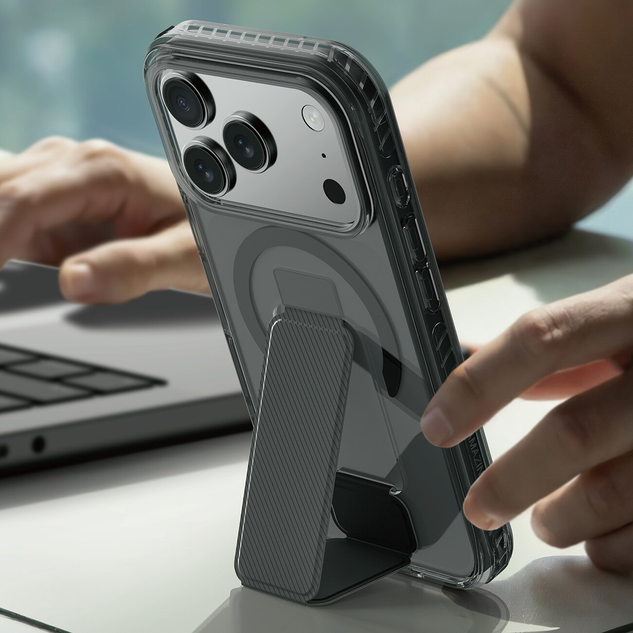 AmazingThing Titan Pro Holder - MagSafe-yhteensopiva kotelo iPhone 17 Pro Maxille - musta