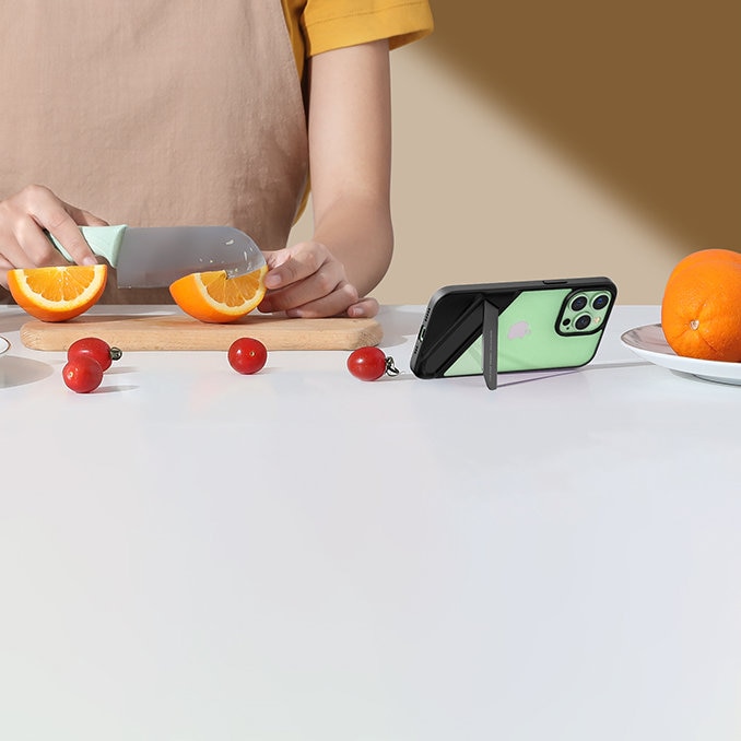 Ugreen Fusion Kickstand -kotelo iPhone 13 Pro: kova suojus geelikehyksellä ja jalustalla, musta
