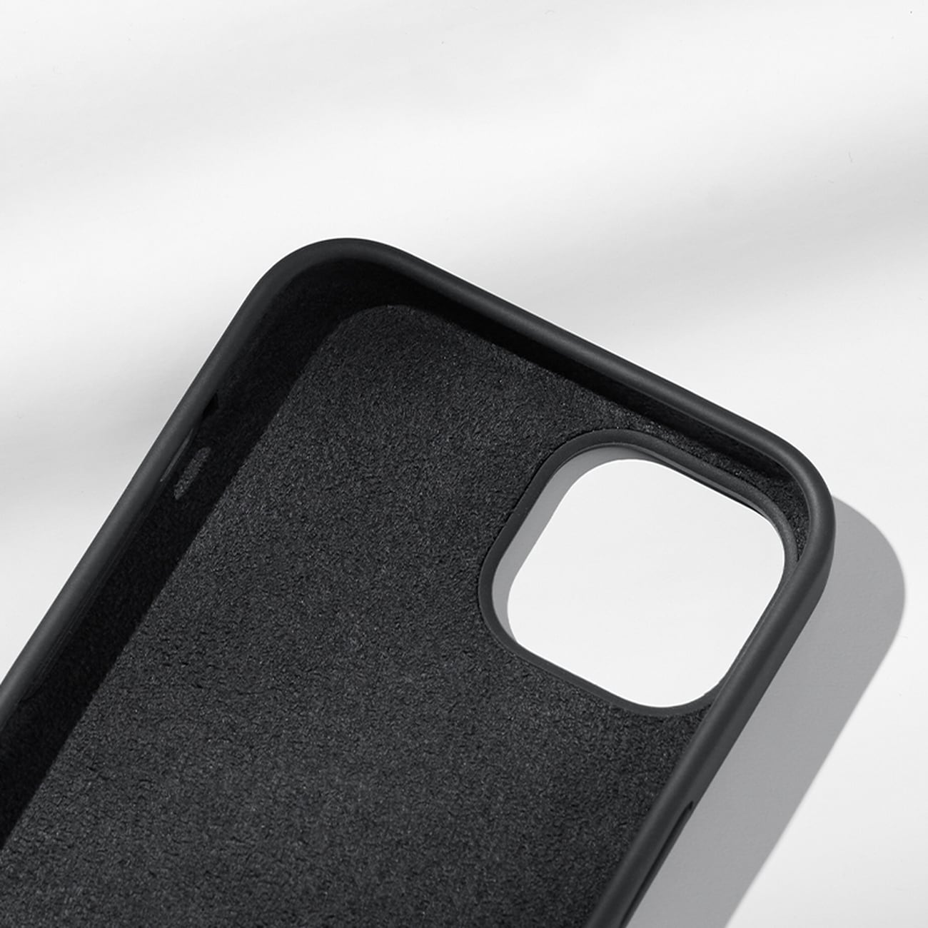 Ugreen LP626 Silky Silikoni Suojakotelo iPhone 14 Plus Musta (90920)