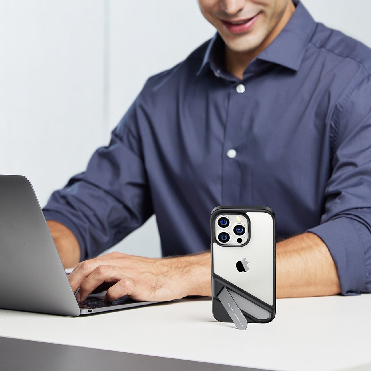 Ugreen LP635 Kickstand Kova Suojakotelo iPhone 14 Pro:lle Musta (90926) Geelikehys, jalusta