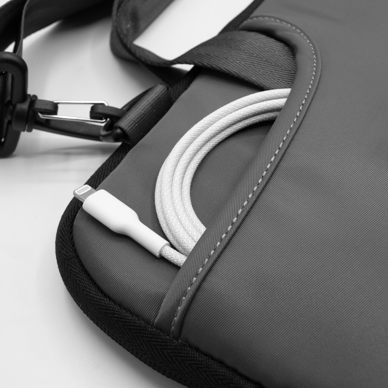 Puro Scudo SleevePro Nylon MacBookille ja kannettavalle tietokoneelle 14" asti Musta