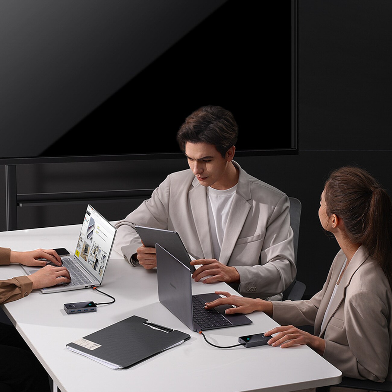 Baseus PioneerJoy 4xUSB-A 3.0 USB-C -jakaja – harmaa