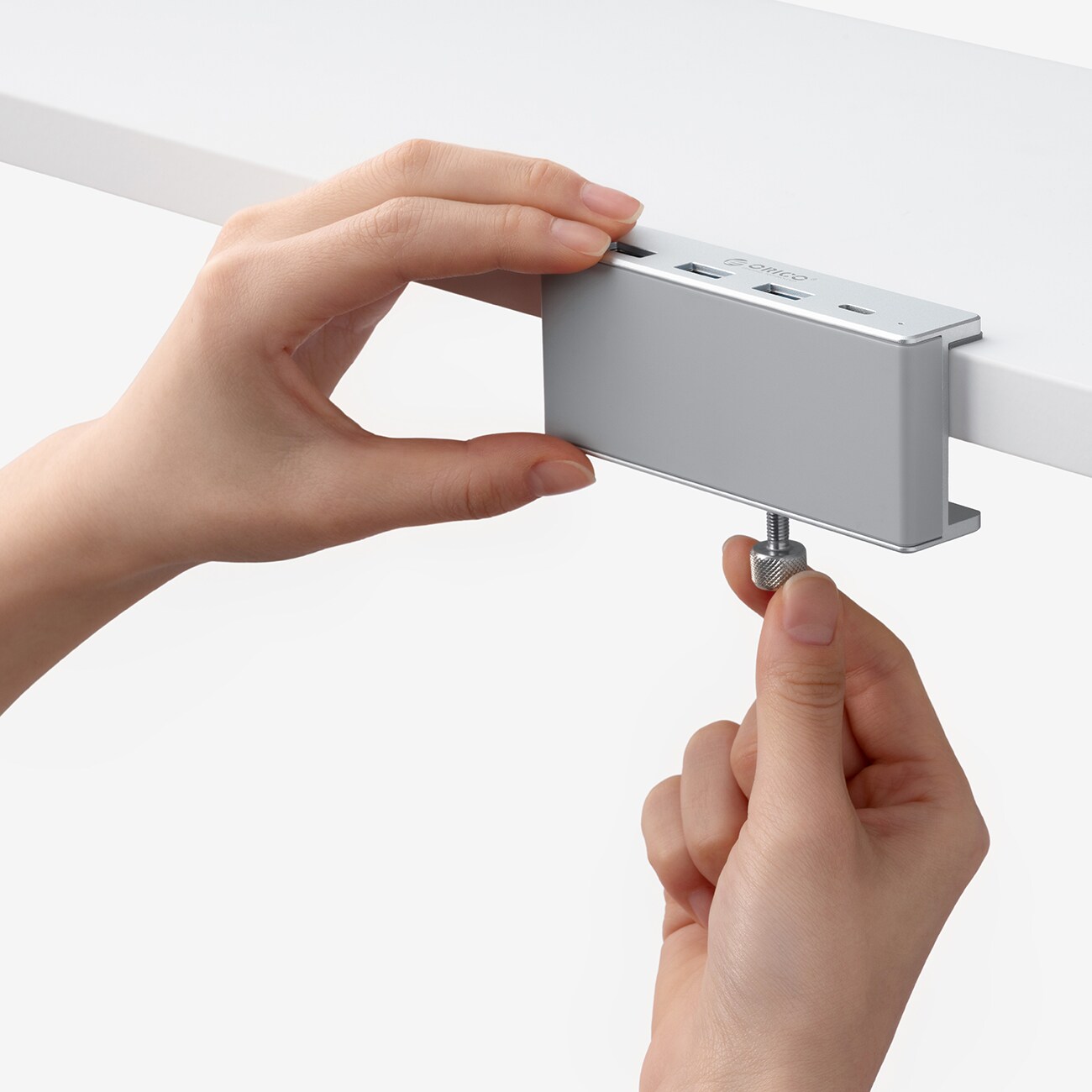 Orico MH4PC -keskitin, kiinnitettävä USB-C / 3x USB-A 3.0 + 1x USB-C 3.0 - hopea