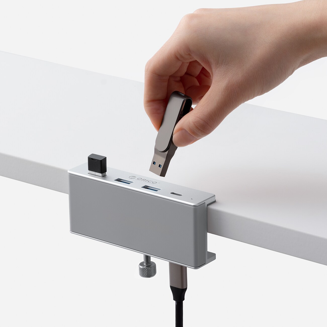 Orico MH4PC -keskitin, kiinnitettävä USB-C / 3x USB-A 3.0 + 1x USB-C 3.0 - hopea