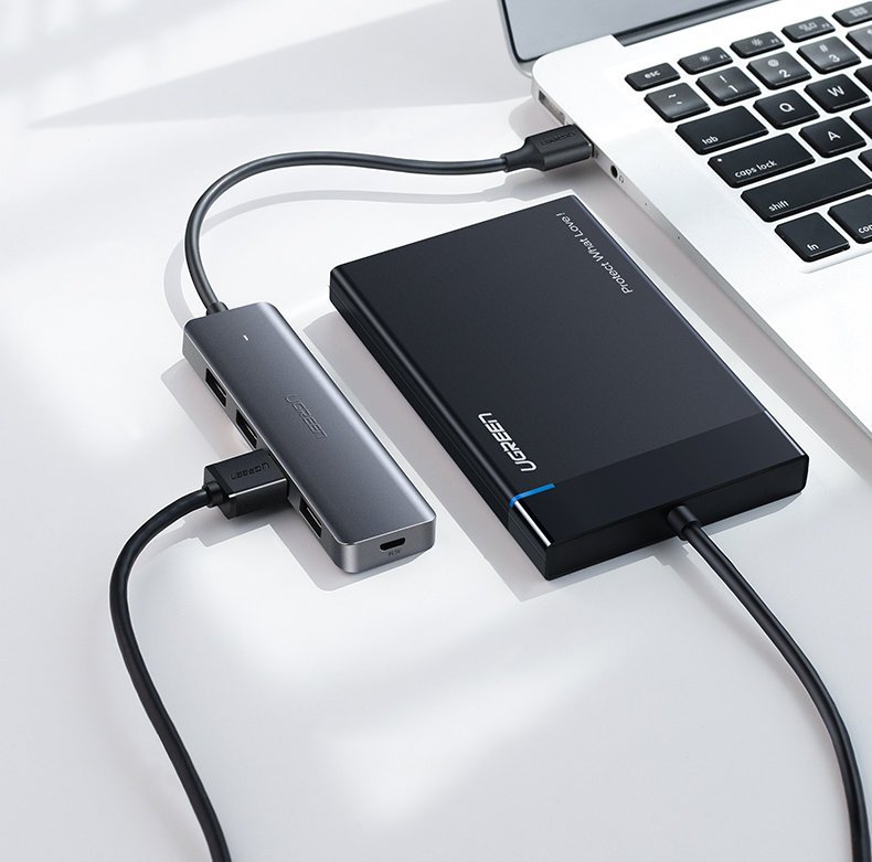 Ugreen USB Type-C -keskitin – 4 x USB 3.2 Gen 1 ja USB-C-latausportti, harmaa (CM219 70336)