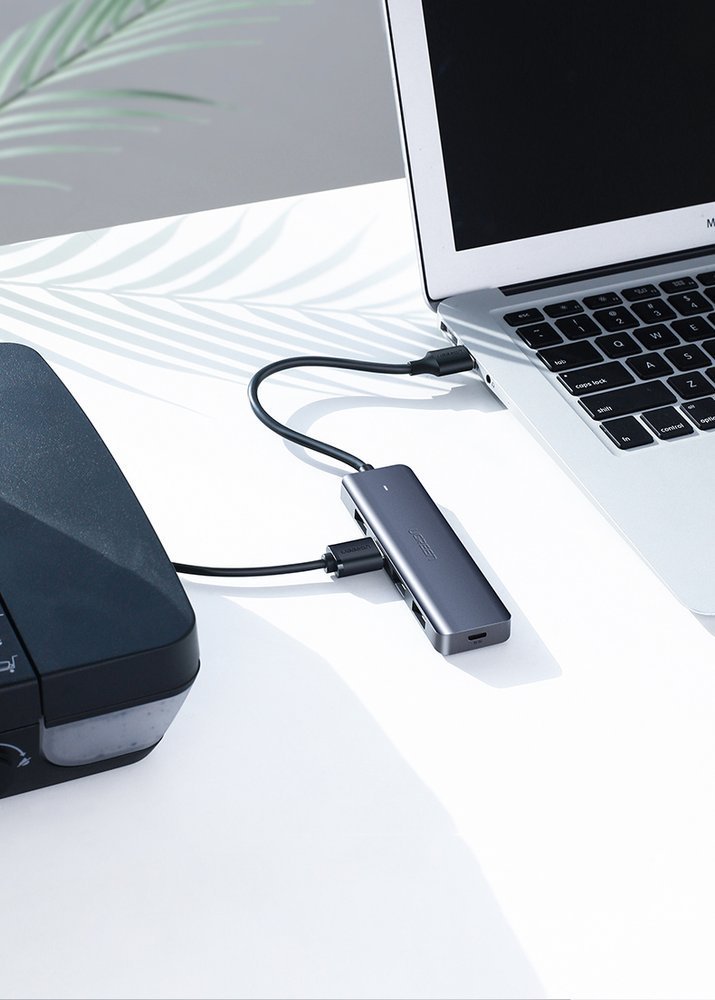 Ugreen USB Type-C -keskitin – 4 x USB 3.2 Gen 1 ja USB-C-latausportti, harmaa (CM219 70336)