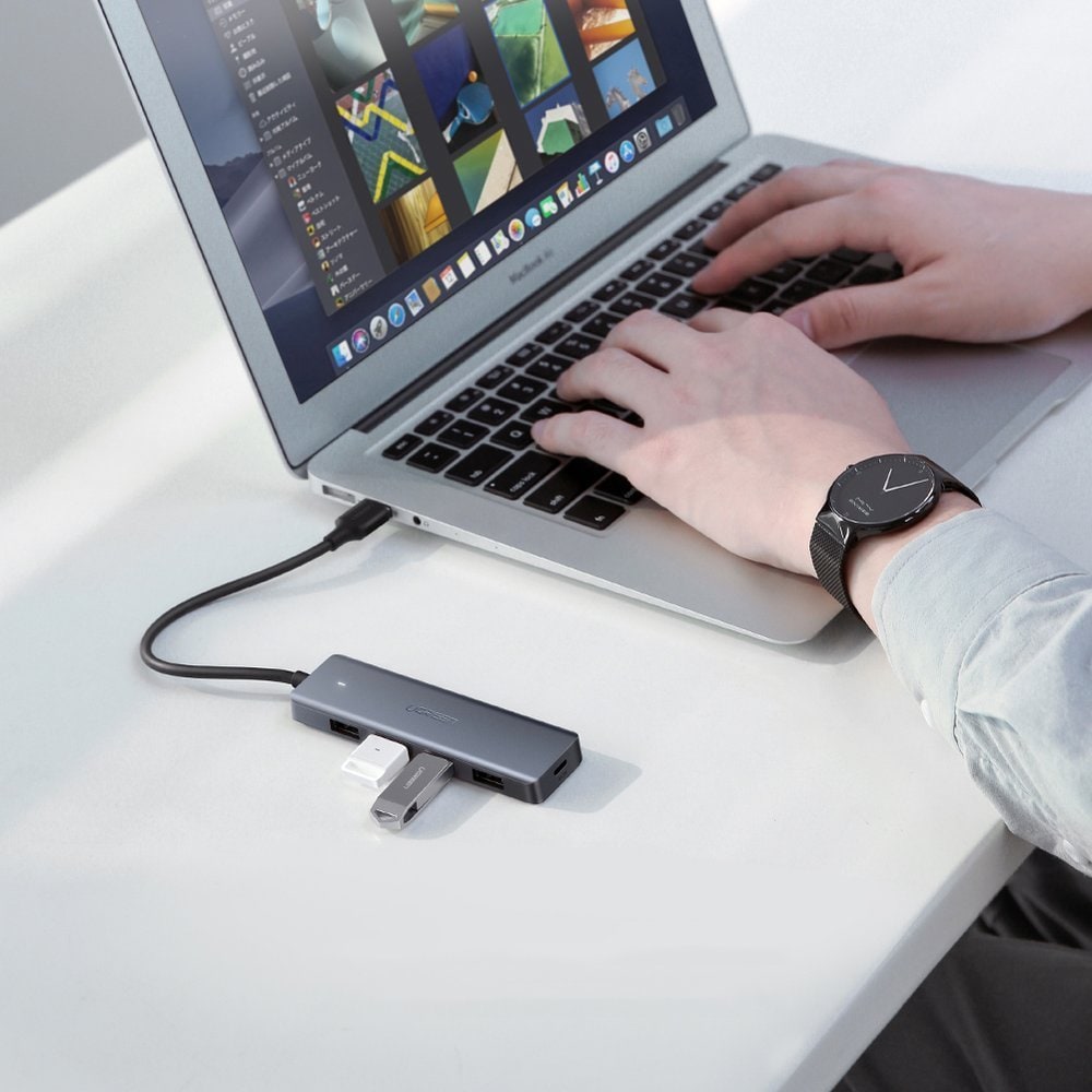 Ugreen USB Type-C -keskitin – 4 x USB 3.2 Gen 1 ja USB-C-latausportti, harmaa (CM219 70336)