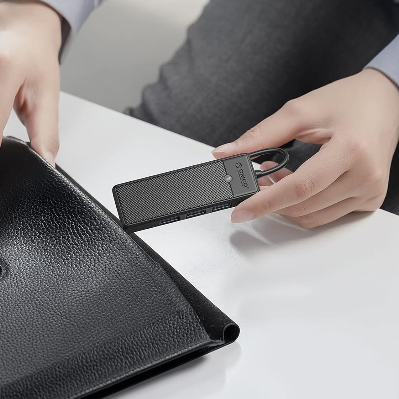 Orico PAPW3AT-U3 USB-jakaja, 4 porttia, 3 x USB-A 3.0, microSD-/SD-kortinlukija, 1 m – musta