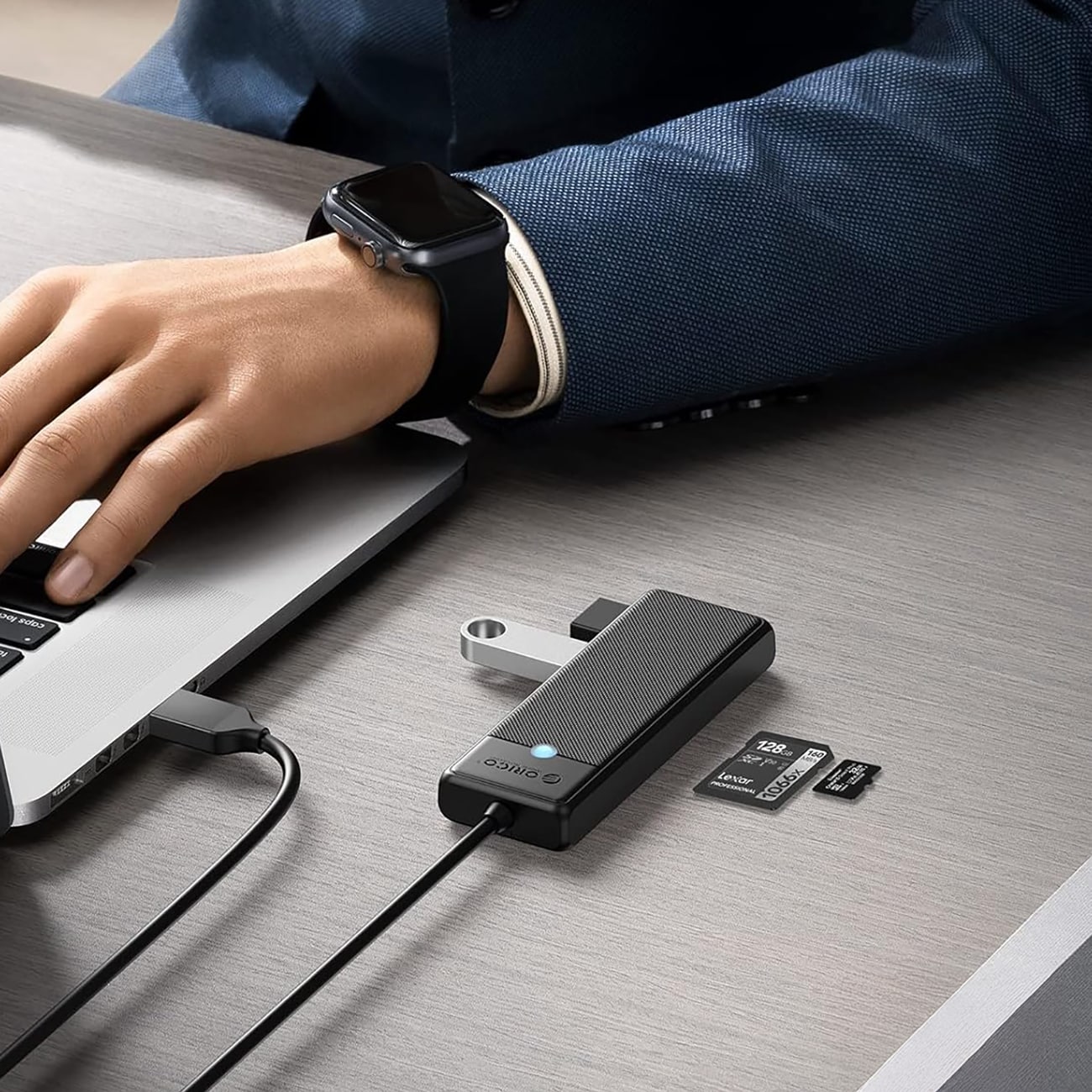Orico PAPW3AT-U3 USB-jakaja, 4 porttia, 3 x USB-A 3.0, microSD-/SD-kortinlukija, 1 m – musta