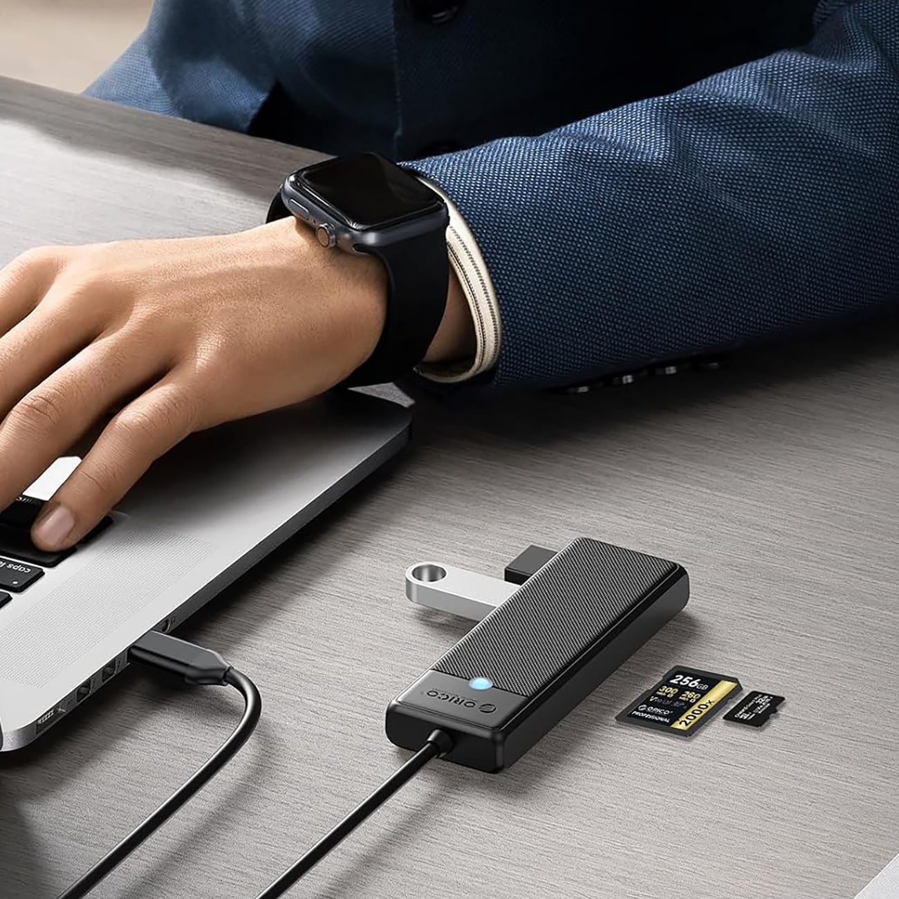 Orico PAPW3AT-C3 USB-jakaja, 4 porttia, 3 x USB-A 3.0, microSD-/SD-kortinlukija, 1 m – musta