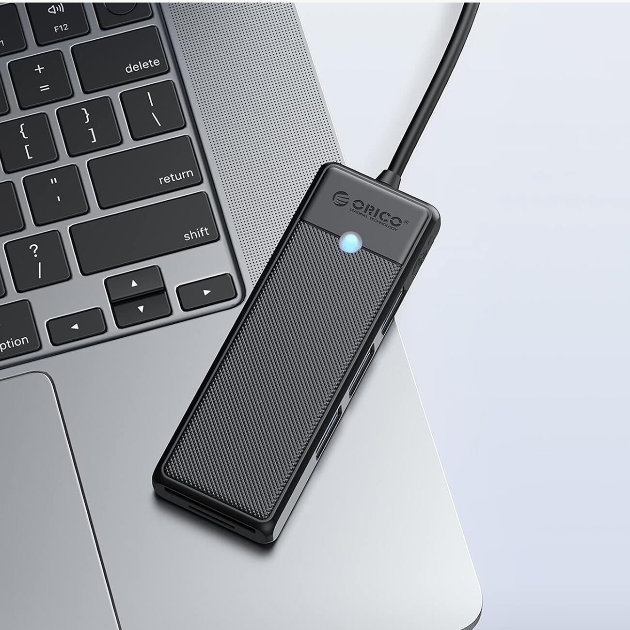 Orico PAPW3AT-U3 USB-jakaja, 4 porttia, 3 x USB-A 3.0, microSD-/SD-kortinlukija, 1,8 m – musta
