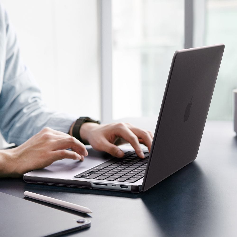 Spigen AirSkin -suojakotelo MacBook Pro 16" (2021/2023/2024/2025/2026) – puoliläpinäkyvä