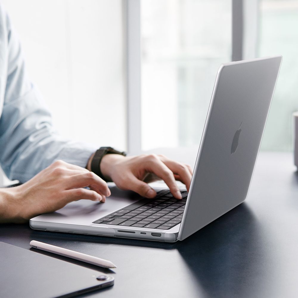 Spigen AirSkin -suojakotelo MacBook Pro 14" (2021/2023/2024/2025/2026) – läpinäkyvä, mattapinta