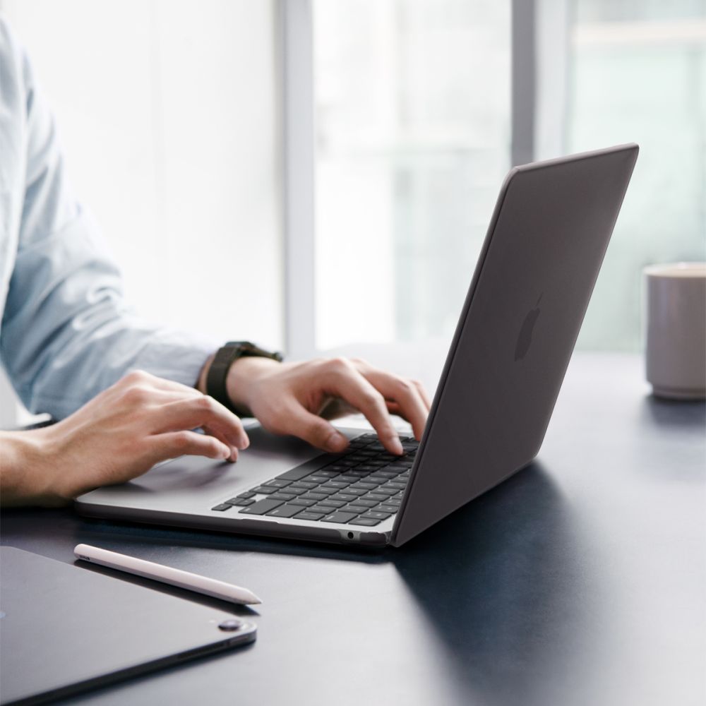 Spigen AirSkin -suojakotelo MacBook Air 13" 2023–2024–2025–2026 - puoliläpinäkyvä