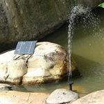 Aurinkoenergialla toimiva vesipumppu suihkulähteeseen